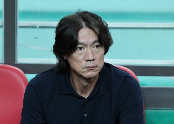 경기 시작 기다리는 홍명보 감독 - 27일 서울월드컵경기장에서 열린 프로축구 K리그1 28라운드 FC서울과 울산현대의 경기에서 홍명보 울산 감독이 그라운드를 바라보며 생각에 잠겨 있다. 2023.8.27뉴스1