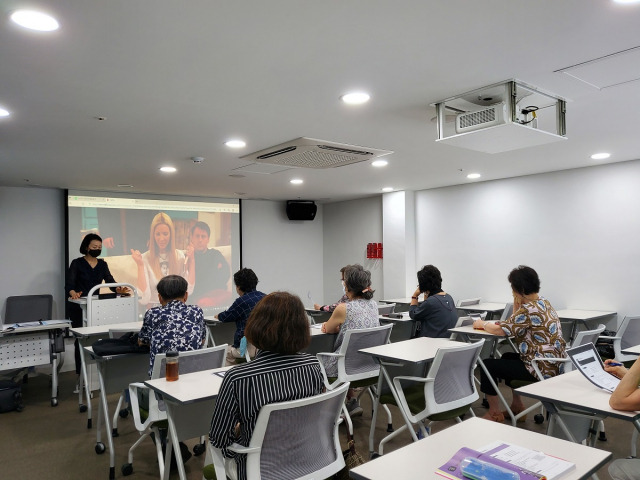 서초구의 어르신 문화?여가 복합시설 ‘느티나무쉼터’에서 시니어의 사회적응 관련 프로그램 수업이 진행되고 있다. 사진제공=서초구