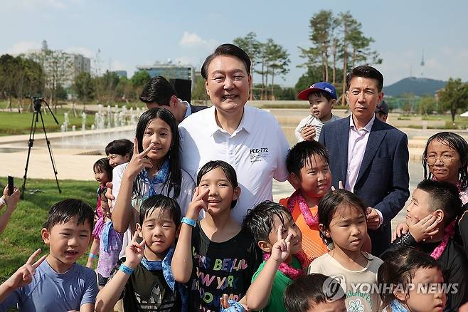 용산 분수정원 다둥이가족 초청행사 깜짝방문한 윤 대통령 (서울=연합뉴스) 임헌정 기자 = 윤석열 대통령이 26일 서울 용산어린이정원 내 조성된 분수정원에서 열린 다둥이가족 초청행사에 깜짝 방문, 어린이들과 기념사진을 찍고 있다. 2023.8.26 [대통령실 제공. 재판매 및 DB 금지] kane@yna.co.kr