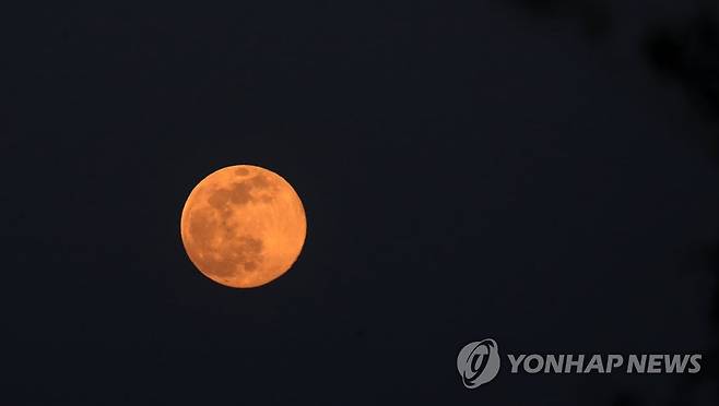 정월대보름 둥근달 (속초=연합뉴스) 이종건 기자 = 정월대보름인 5일 속초 앞바다 위로 떠 오른 보름달이 밝게 빛나고 있다. 
    2023.2.5 momo@yna.co.kr