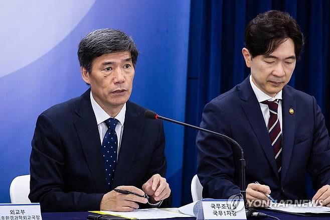 후쿠시마 원전 오염수 방류 이후 제공되는 방사성 물질 측정치 설명 (서울=연합뉴스) 황광모 기자 = 박구연 국무조정실 1차장(왼쪽)이 28일 오전 서울 종로구 정부서울청사에서 열린 후쿠시마 원전 오염수 방류 관련 일일 브리핑에 참석해 오염수 방류 이후 도쿄전력이 제공하고 있는 주요 방사성 물질 측정치에 대해 설명하고 있다. 2023.8.28 hkmpooh@yna.co.kr