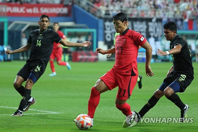 황희찬 드리블 (대전=연합뉴스) 신현우 기자 = 20일 대전월드컵경기장에서 열린 축구 국가대표팀 평가전 한국과 엘살바도르의 경기. 황희찬이 드리블하고 있다. 2023.6.20 nowwego@yna.co.kr