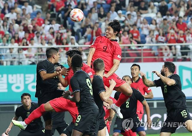 조규성 수비 숲에서 (대전=연합뉴스) 류영석 기자 = 20일 대전월드컵경기장에서 열린 축구 국가대표팀 평가전 한국과 엘살바도르의 경기.
    조규성이 상대 진영에서 헤딩슛을 하고 있다. 2023.6.20 ondol@yna.co.kr