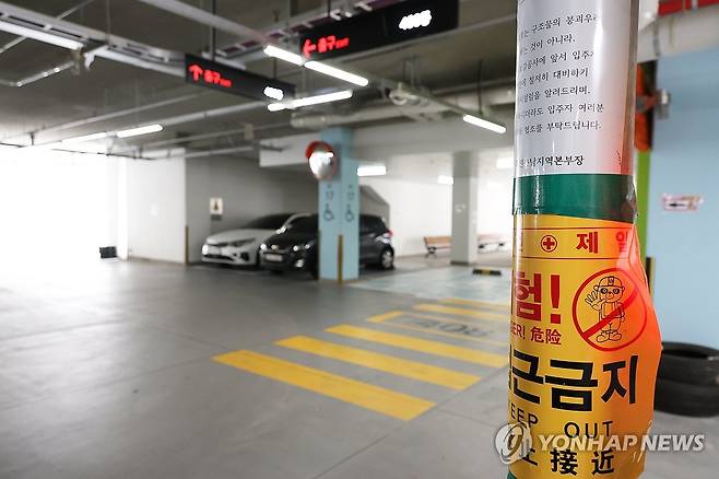 보강공사 준비하는 공주 철근누락 아파트 (공주=연합뉴스) 강수환 기자 = 28일 오후 충남 공주시 한국토지주택공사(LH) 공주월송 A4 아파트 지하주차장 무량판 기둥 사이에 보강공사를 위한 잭 서포트가 설치돼 있다. LH는 전날 이 아파트 지하주차장 기둥 345개 중 154개(45％)에서 전단 보강 철근이 누락된 것을 확인했다고 발표했다. 2023.8.28 swan@yna.co.kr