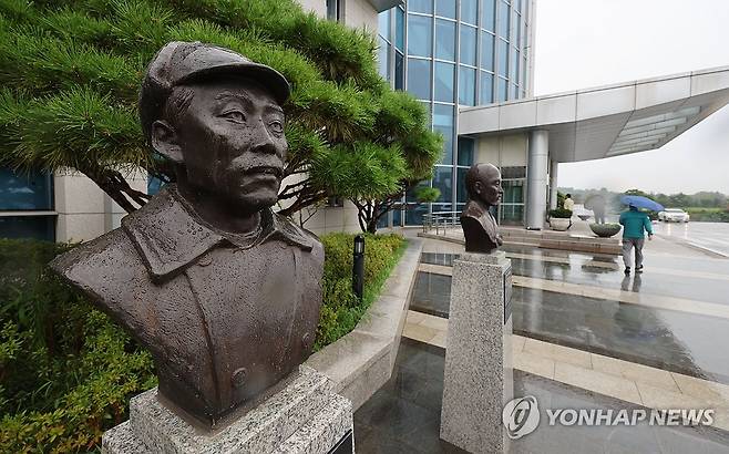 이전 검토 중인 국방부 앞 홍범도 흉상 (서울=연합뉴스) 김인철 기자 = 국방부가 육군사관학교 교내뿐 아니라 국방부 청사 앞에 설치된 고(故) 홍범도 장군 흉상에 대해서도 필요시 이전을 검토하고 있다고 밝힌 28일 서울 용산구 국방부 청사 앞에 설치된 고 홍범도 장군 흉상 모습. 2023.8.28 yatoya@yna.co.kr