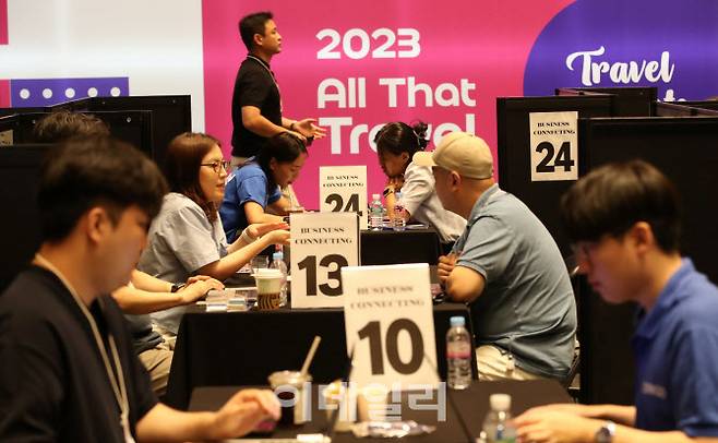 지난 24일부터 27일까지 삼성동 코엑스에서 열린 ‘올댓트래블(All That Travel)’ 행사에서 B2B 프로그램인 ‘비즈니스 커넥팅’에 참여한 관광벤처와 바이어가 일대일 비즈니스 상담을 진행하고 있다. (사진=노진환 기자)