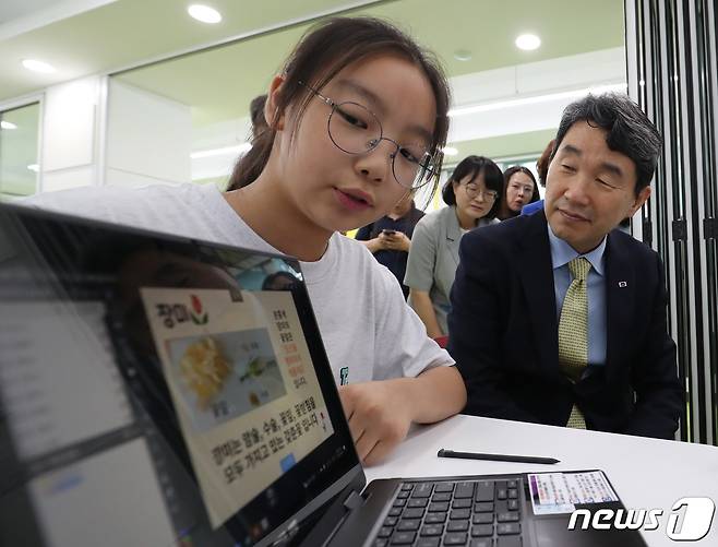 이주호 사회부총리 겸 교육부 장관이 지난 6월30일 경남 창원시 성산구 상남초등학교를 찾아 경남교육청이 구축한 교수·학습플랫폼 '아이톡톡'과 스마트기기 '아이북'을 활용해 학생들이 수업하는 모습을 참관하고 있다. 2023.6.30/뉴스1 ⓒ News1 윤일지 기자