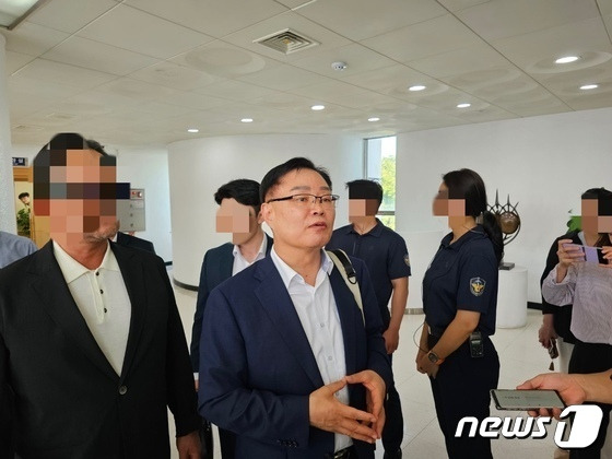 홍남표 경남 창원시장이 25일 검찰의 불법 정치자금 조성 의혹과 관련한 압수수색에 대해 취재진에게 입장을 밝히고 있다.2023.8.25/뉴스1 박민석 기자