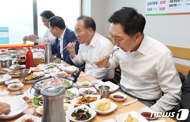 김기현 국민의힘 대표를 비롯한 주요 당직자들이 29일 오후 인천 중구의 한 수산물 전문식당에서 오찬 식사를 하고 있다. (공동취재) 2023.8.29/뉴스1 ⓒ News1 송원영 기자