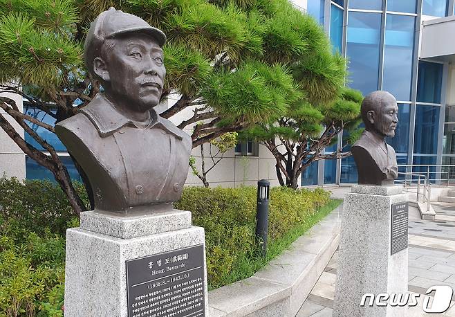 군이 육군사관학교 뿐만 아니라 국방부 청사 앞에 설치된 고(故) 홍범도 장군 흉상에 대해서도 '필요시 이전'을 검토하겠다고 밝혔다. 사진은 28일 서울 용산구 국방부 청사 앞에 설치된 고(故) 홍범도 장군 흉상 모습. 2023.8.28/뉴스1 ⓒ News1 박응진 기자