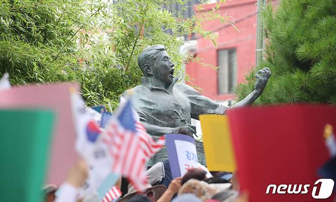 극우정당인 자유통일당과 보수단체 회원들이 28일 광주 남구 양림동 정율성 거리 흉상 앞에서 정율성 기념사업 철회를 요구하며 집회를 하고 있다.2023.8.28/뉴스1 ⓒ News1 김태성 기자