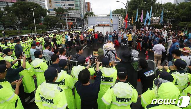 일본 핵오염수 해양투기 및 CPTPP 저지 제주범도민운동본부가 29일 오후 제주시 노형오거리에서 열린 일본 핵오염수 해양투기 규탄 3차 제주범도민대회에서 생선을 불태우는 퍼포먼스를 하고 있다. 2023.8.29/뉴스1 ⓒ News1 오현지 기자