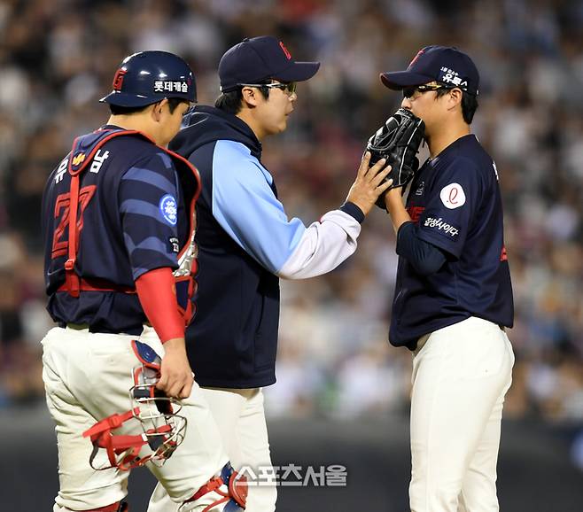 롯데 선발투수 박세웅이 배영수 코치의 이야기를 듣고 있다. 최승섭기자 thunder@sportsseoul.com