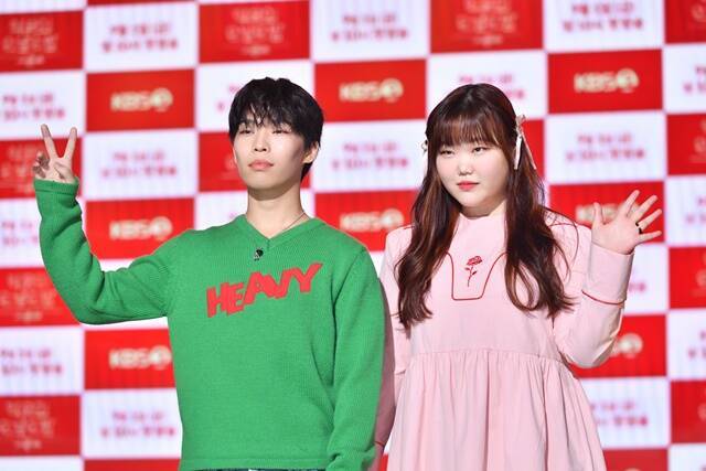 악뮤 이찬혁(왼쪽)과 이수현이 '더 시즌즈' 세 번째 시즌 '악뮤의 오날오밤' MC를 맡는다. /KBS