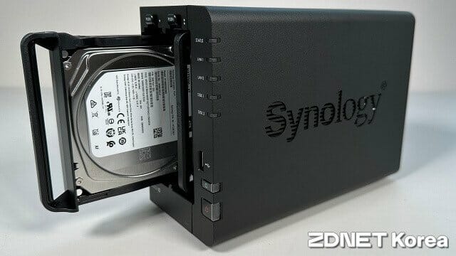 DS224+는 HDD를 2개 장착해 최소한의 가용성과 이중화를 구현했다. (사진=지디넷코리아)