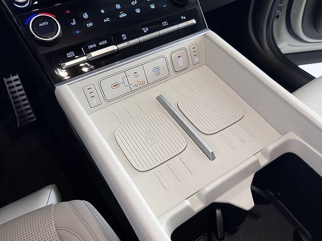 사진 : 현대차 디 올 뉴 싼타페 듀얼 스마트폰 무선충전