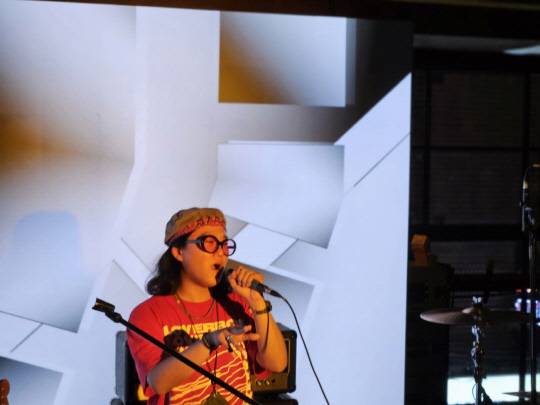 TDK 론칭 쇼케이스에서 나잠수가 공연하고 있다. 김나인 기자