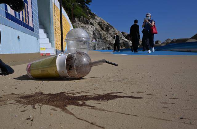 지난 25일 부산 영도구 흰여울마을 골목에 일회용 커피컵이 너저분하게 나뒹굴고 있다. 관광객이 아무 데나 버리는 쓰레기 탓에 주민들은 적지 않은 스트레스를 받는다. 부산=왕태석 선임기자