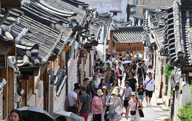 21일 외국인 관광객들이 서울 종로구 북촌 한옥마을을 둘러보고 있다. 왕태석 선임기자
