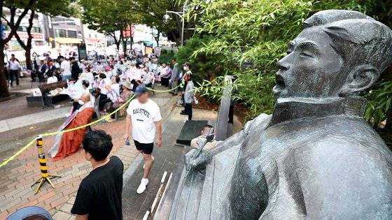 정율성 기념사업 찬반 논란이 이어진 28일 오후 광주 남구 정율성로 인근에서 보수단체인 자유통일당 관계자들이 기념사업에 반대하는 집회를 하고 있다. 연합뉴스