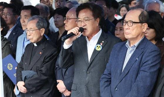 우원식 홍범도장군기념사업회 이사장이 29일 서울 노원구 육군사관학교 정문 앞에서 기자회견을 열고 국방부의 항일 독립운동 영웅 흉상 철거 중단을 촉구하는 발언을 하고 있다. 뉴스1
