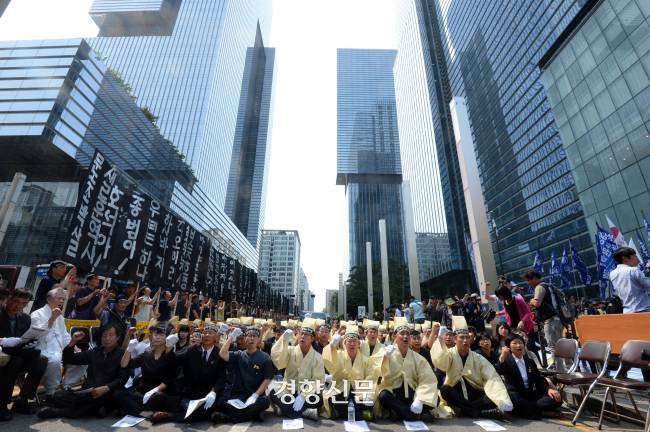 ‘노조가 승리하는 날 나를 뿌려달라’는 유서를 남기고 숨진 삼성전자서비스 노조 염호석씨의 영결식이 2014년6월30일 서울 서초동 삼성전자 본관 앞에서 열리고 있다. 김정근 기자