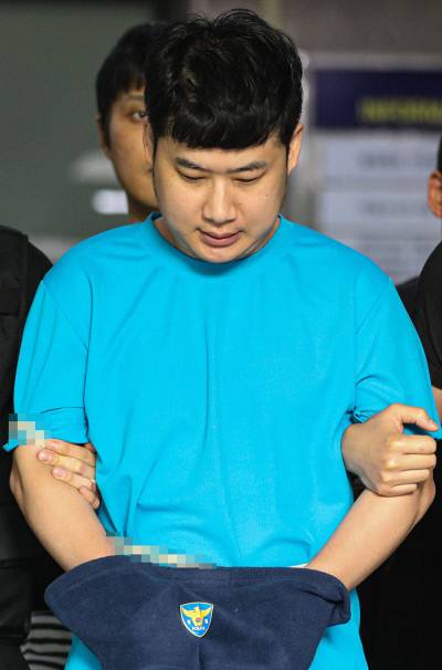 4명의 사상자를 낸 ‘신림동 흉기난동 사건’ 피의자 조선이 지난달 28일 오전 서울 관악경찰서에서 검찰로 송치되고 있다. 연합뉴스