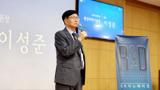 Lee Seong-jun, head of the Institute of Environmental Science & Technology at SK Innovation, speaks at a press event announcing the results of the company's R&D business strategies over the past four decades on Monday at SK headquarters in central Seoul. [SK INNOVATION]