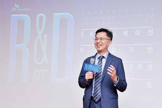 Professor Song Jae-yong who teaches business at Seoul National University, shares his analysis of SK Innovation's investment in R&D at a press event Monday at SK headquarters in central Seoul. [SK INNOVATION]