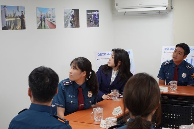 윤석열 대통령 부인 김건희 여사가 28일 서울 마포경찰서 용강지구대에서 열린 자살시도자 구조 현장경찰관 간담회에 참석하고 있다. 대통령실 제공