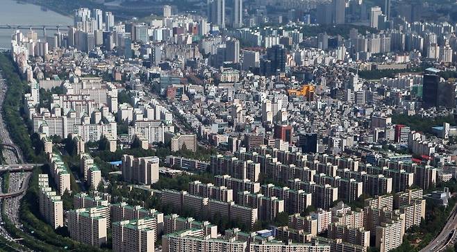 재건축을 추진하는 서울 압구정·반포 지역 아파트가 경매시장에서 인기를 끌고 있다. 사진은 서울 강남구 압구정지구 전경.  연합뉴스