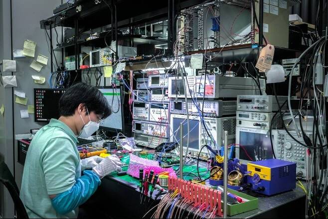 SK텔레콤 자회사인 IDQ 연구원이 양자암호통신기술을 네트워크 인프라에 적용하기 위해 연구하고 있다. /사진=SK텔레콤