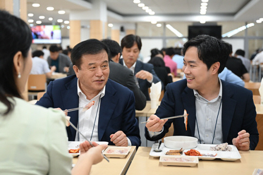 이진복 대통령실 정무수석이 28일 서울 용산 대통령실 구내식당에서 우리 수산물 메뉴로 점심식사를 하고 있다.대통령실 제공