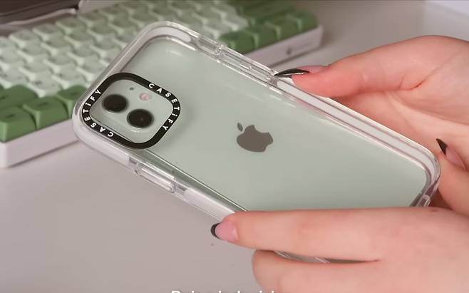애플이 지난 2020년 출시한 ‘아이폰12’에 투명 케이스를 끼운 모습. [유튜브 ‘Munchi’]