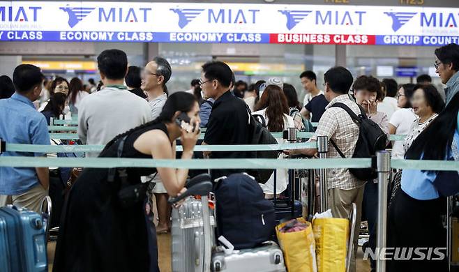 [인천공항=뉴시스] 정병혁 기자 = 27일 인천국제공항 제1터미널을 찾은 여행객들이 출국수속을 위해 줄 서 있다. 2023.08.27. jhope@newsis.com