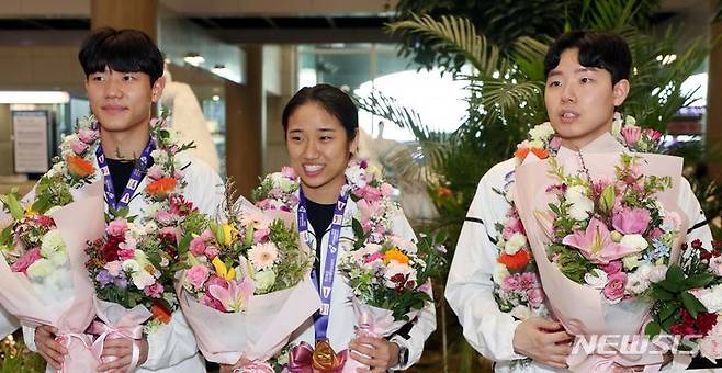 [인천공항=뉴시스] 조성봉 기자 = 2023 세계배드민턴연맹(BWF) 세계개인선수권대회 여자 단식과 남자복식에서 각각 우승한 안세영, 서승재, 강민혁 선수가 29일 오전 인천국제공항 1여객터미널을 통해 귀국해 기념촬영을 하고 있다. 2023.08.29. suncho21@newsis.com