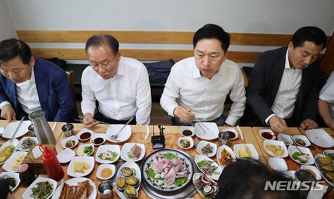 [인천=뉴시스] 추상철 기자 = 김기현 국민의힘 당 대표를 비롯한 국민의힘 지도부가 29일 오후 인천 중구 연안부두 인근 횟집에서 점심식사로 민어회를 먹고 있다. (공동취재사진) 2023.08.29. photo@newsis.com