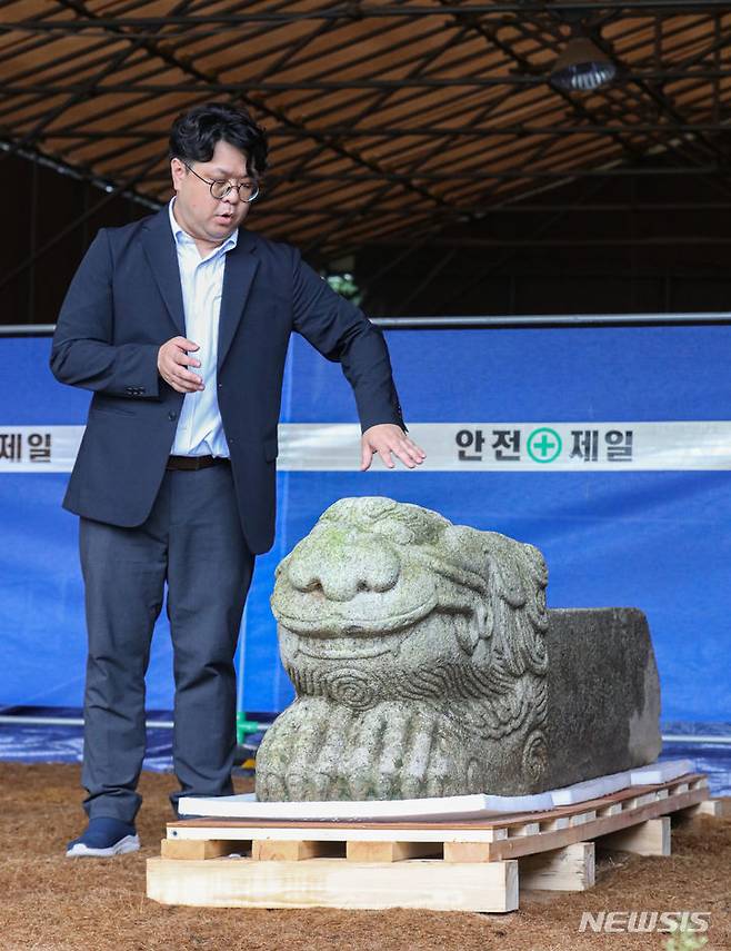 [서울=뉴시스] 권창회 기자 = 29일 오후 서울 종로구 경복궁 야외작업장에서 김민규 문화재청 전문위원이 광화문 월대 서수상에 대해 설명하고 있다. 문화재청은 고(故) 이건희 삼성그룹 선대 회장 유족 측으로부터 상서로운 동물을 형상화한 서수상(瑞獸像)으로 추정되는 석조각 2점을 기증받았다고 29일 밝혔다. 유물은 광화문 월대에서 임금이 지나던 길의 맨 앞부분에 있었던 것으로 보인다. 2023.08.29. kch0523@newsis.com