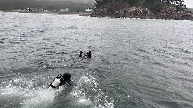 29일 오전 8시 40분 충남 태안군 소원면 만리포해수욕장에서 A(53)씨가 물에 빠져 해경이 수색 작업을 펼치고 있다.(사진=태안해양경찰서 제공) *재판매 및 DB 금지