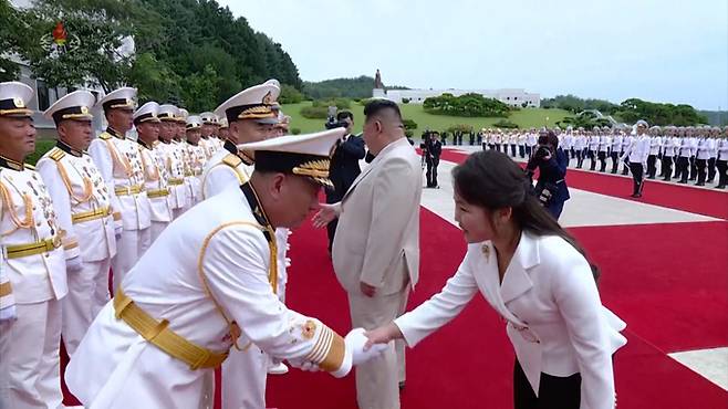 김정은 북한 국무위원장이 딸 주애와 함께지난 27일 북한 해군절(8.28)을 맞아 해군사령부를 방문해 장병들을 축하 격려했다고 조선중앙TV가 29일 보도했다. 김명식 해군사령관이 김정은 딸 '주애'와 악수하고 있다. 평양 조선중앙통신=연합뉴스