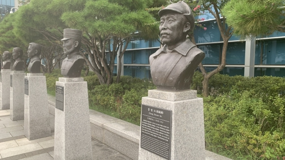 국방부 청사 앞에 있는 홍범도 장군 흉상 모습. 강국진 기자