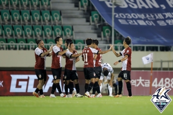 성호영의 득점을 축하하는 부산 선수들. 한국프로축구연맹 제공.