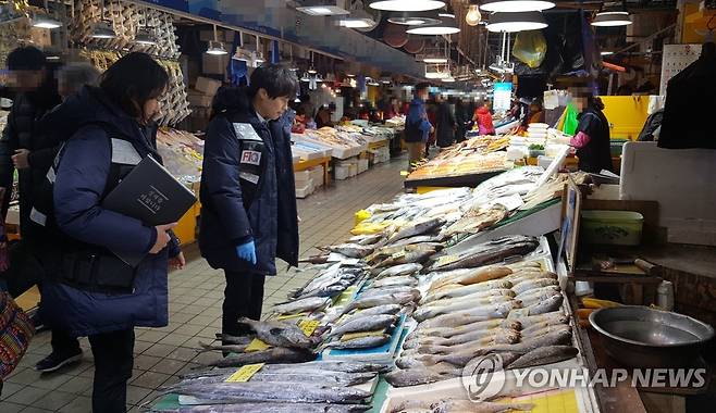 수산물 원산지 표시 단속하는 공무원들 [연합뉴스 자료]