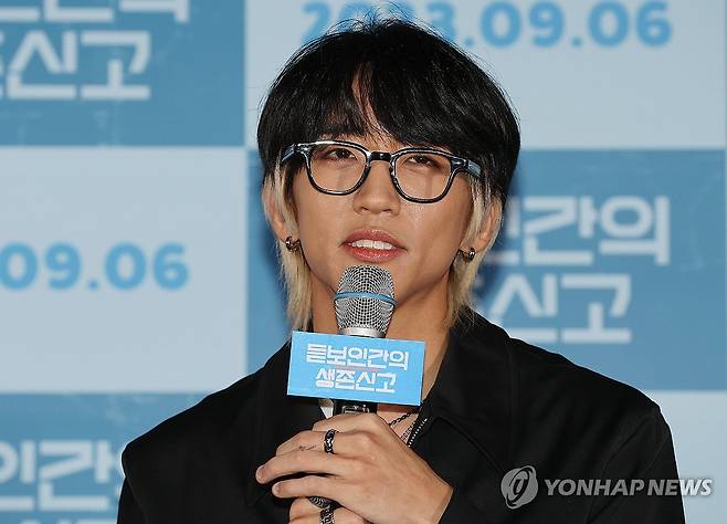 인사말 하는 이승윤 (서울=연합뉴스) 이재희 기자 = 29일 오후 서울 용산구 CGV 용산아이파크점에서 열린 다큐멘터리 영화 '듣보인간의 생존신고' 시사간담회에 가수 이승윤이 인사말을 하고 있다. 이 영화는 권하정, 김아현, 구은하 3인이 가수 이승윤의 뮤직비디오를 만드는 과정을 담았다. 2023.8.29 scape@yna.co.kr