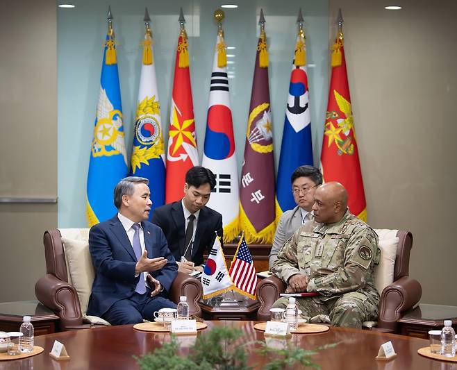 이종섭 국방, 미 전략사령관 접견…확장억제 실행력 강화 논의  (서울=연합뉴스) 이종섭 국방부장관은 29일 오후 국방부 청사에서 앤서니 코튼 미국 전략사령관을 접견하고 한반도 안보상황 평가, 확장억제 실행력 강화 등에 대해 의견을 교환했다. 2023.8.29
 [국방부 제공. 재판매 및 DB 금지]