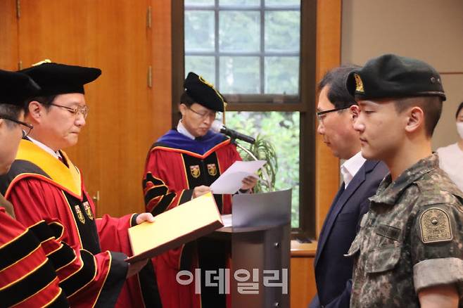 고인의 아버지와 동생이 대신 명예학사 학위를 받고 있다. 사진은 이해근(왼쪽부터) 고려대 공과대학장, 이명진 고려대 교무처장, 고인의 부친 이상윤씨, 동생 이준영씨. (사진=한국장기조직기증원 제공)