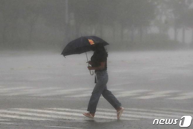 지난 29일 오후 부산 사상구 명지동 일대에 장대비가 내린 가운데 우산을 쓴 시민이 발걸음을 재촉하고 있다. /뉴스1 ⓒ News1 윤일지 기자