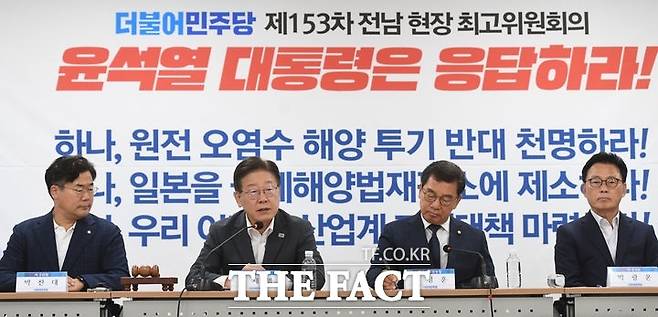 이재명 더불어민주당 대표가 30일 오전 전남 무안군 삼향읍 민주당 전남도당에서 현장 최고위원회의에 참석해 오염수 방류 관련 정부 대응을 규탄하고 있다. /뉴시스