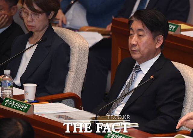 이동관 방송통신위원장이 30일 서울 여의도 국회에서 열린 국회 예산결산특별위원회 전체회의에 출석해 의원 질의를 듣고 있다.