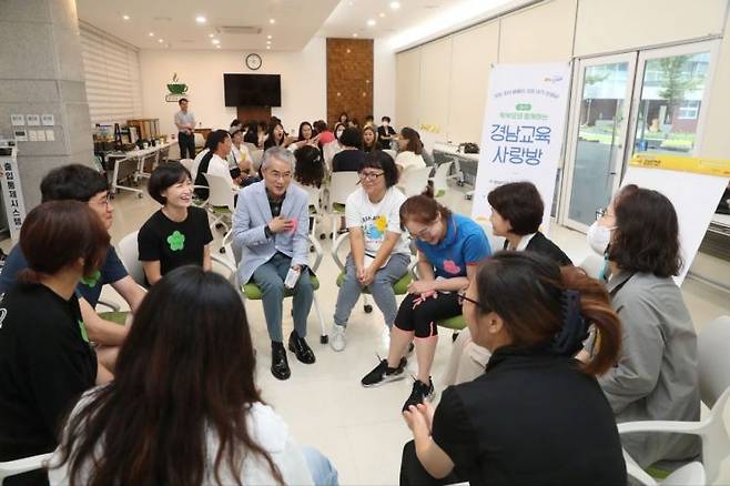 박종훈 경남교육감이 경남교육 사랑방에서 학부모들과 대화하고 있다. [사진제공=경남교육청]